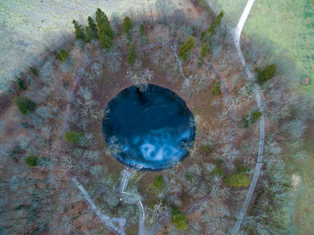 "Taivaallinen syvänne jääkalvon alla" -Margus Vilisoo.